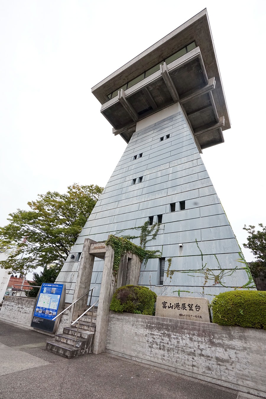 「富山港展望台」は、かつては行き交う船の安全を見守る灯台として使われていた。