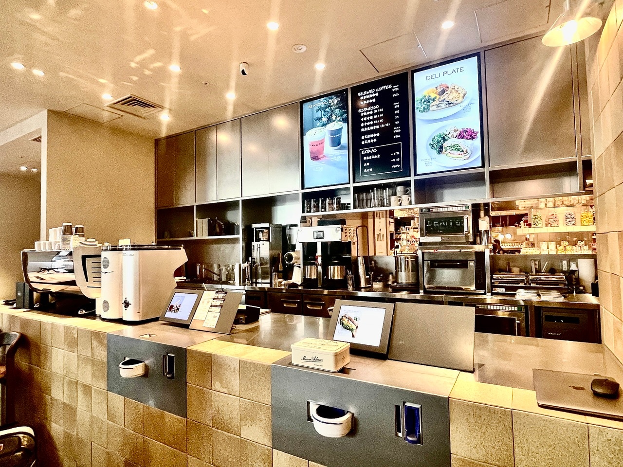 エスプレッソバーには食事のオーダーメニューも登場。