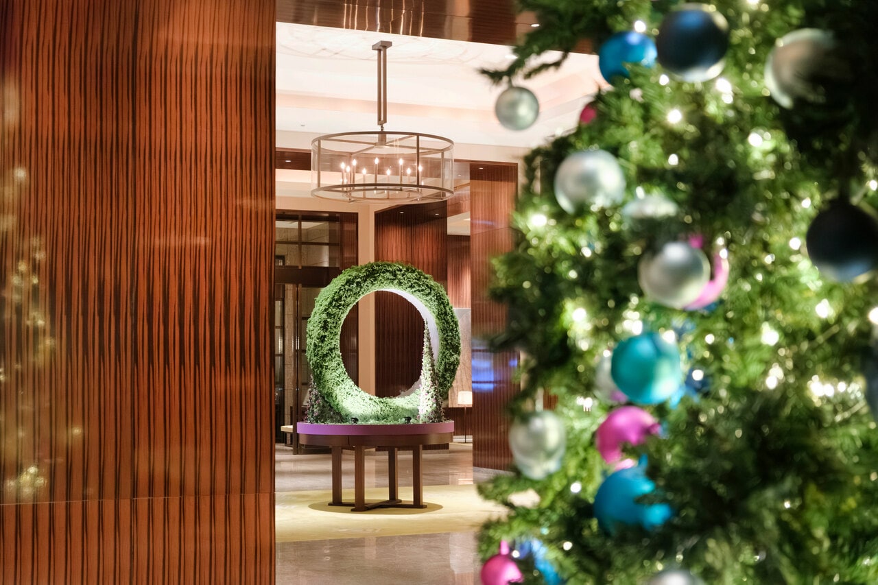 ツリー越しの装花。