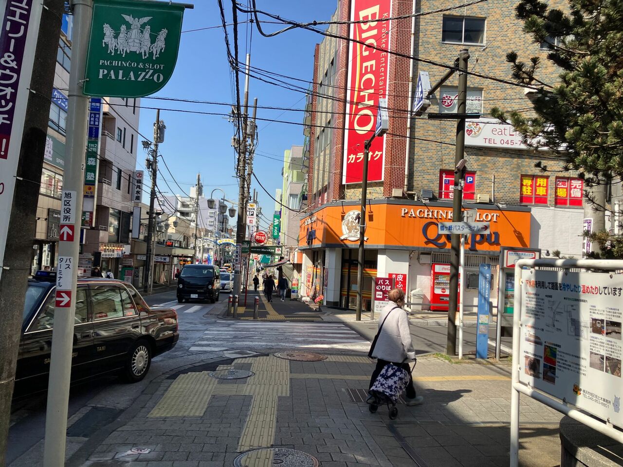 雑多な商店街を通り抜けて4分ほど