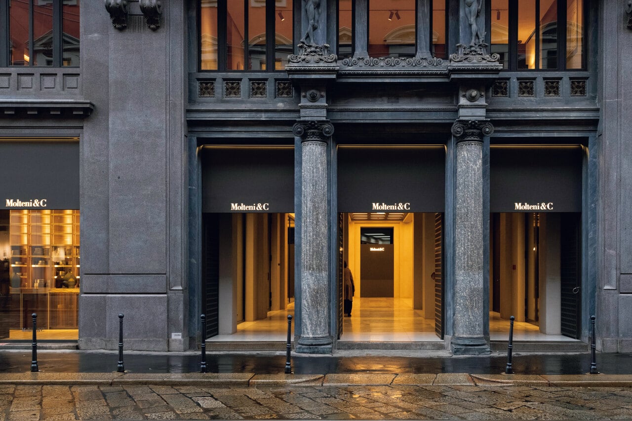 ミラノの邸宅の典型的なレイアウトで、通りに面した入り口から内部庭園を通ってアクセスする。