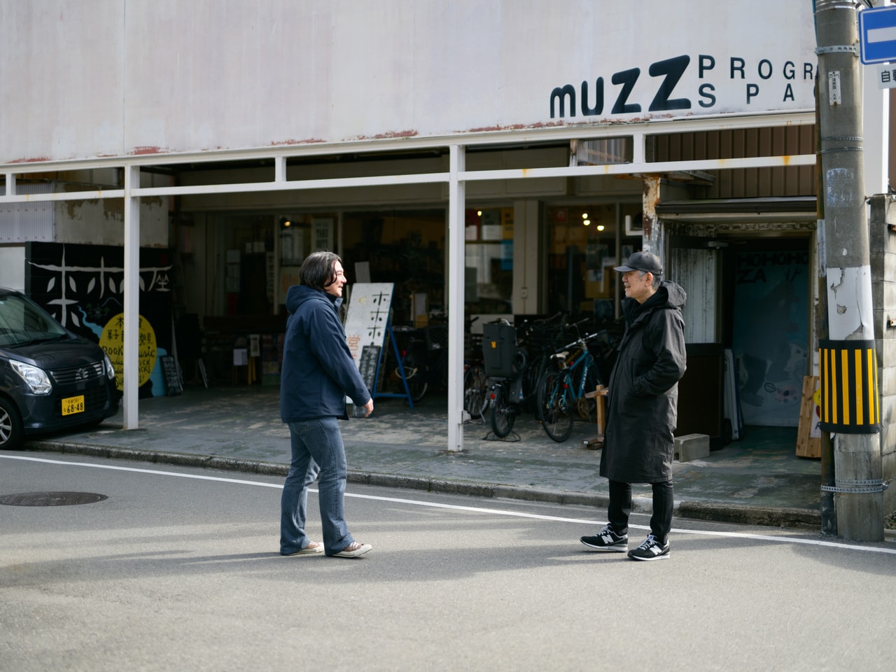 二人は70代と50代の青年。年の離れた兄弟のよう。