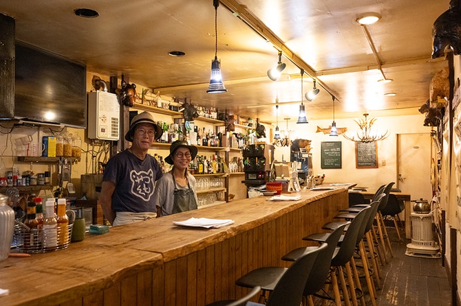 店主の三浦隆浩さんとスタッフの“金田さん”。