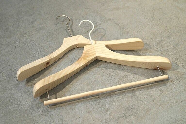 ハンガーは檜の間伐材を利用したものへ。ショップ内のありとあらゆるアイテムに環境への配慮が。