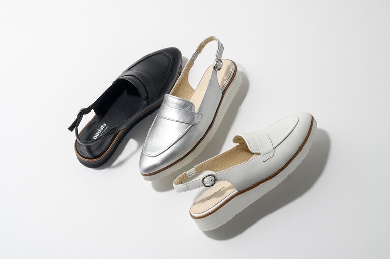 PEDALA LA CHIC「1212A183」(左からブラック、シルバー/P、ホワイト)すべて28,600円(税込)。ロングシーズン楽しめるバックバンドタイプ。トラッドな要素もあるシンプルなデザインはさまざまなシーンで活躍してくれる。