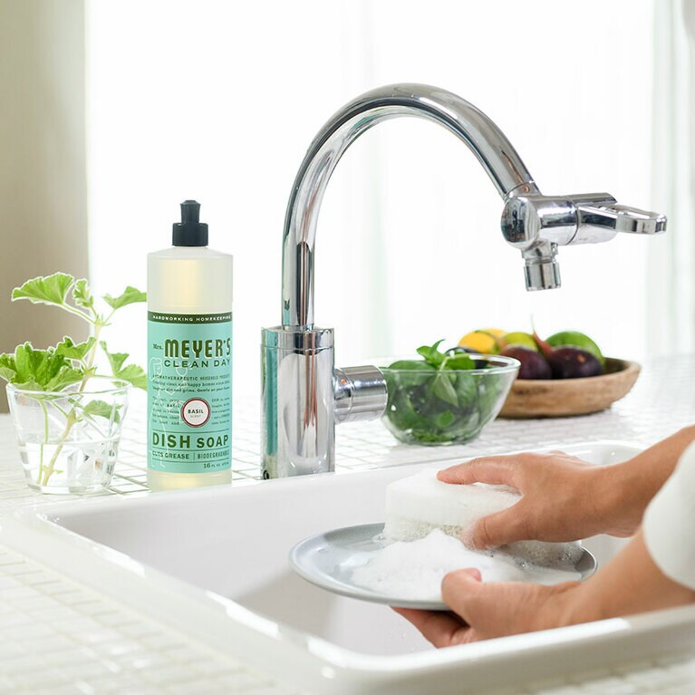 シンクの傍らに置いてあえて見せたい食器用洗剤。バジルは日本では珍しいキリっとしたハーブの香りとあってファンも多い。