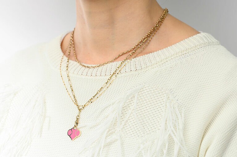 コーディネート例。※ピンクのチャームのネックレスは、チャーム：ロータスチャーム 81,400円／HIROTAKA、ネックレス：チェーンネックレス 137,500円／metier。