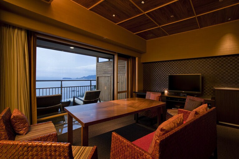 全室露天風呂付きで広々とした空間が魅力の「ヴィラ楽園」。