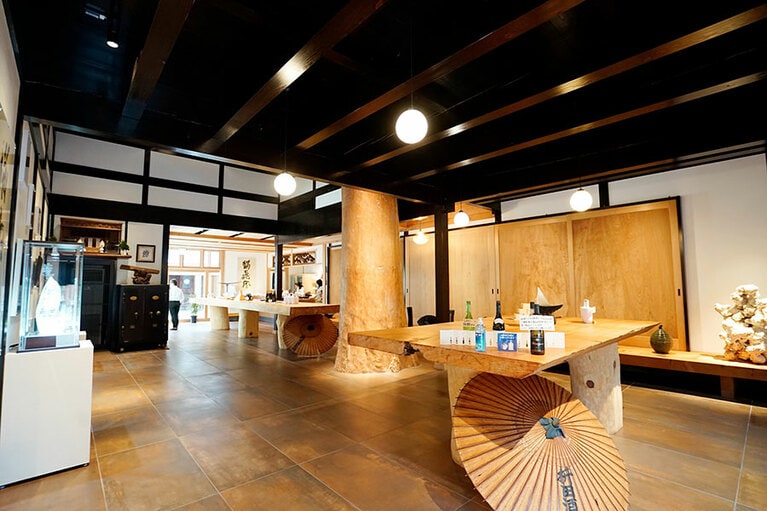 「沙石」には、他では手に入らない希少な限定酒も並ぶ。その数約100種類。店内では有料で試飲もできる。