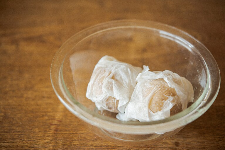 じゃがいもの下ゆでを電子レンジでするときは、水で濡らしたキッチンペーパーで包んで加熱します。こうすることで水分を逃さず下ゆでできます。