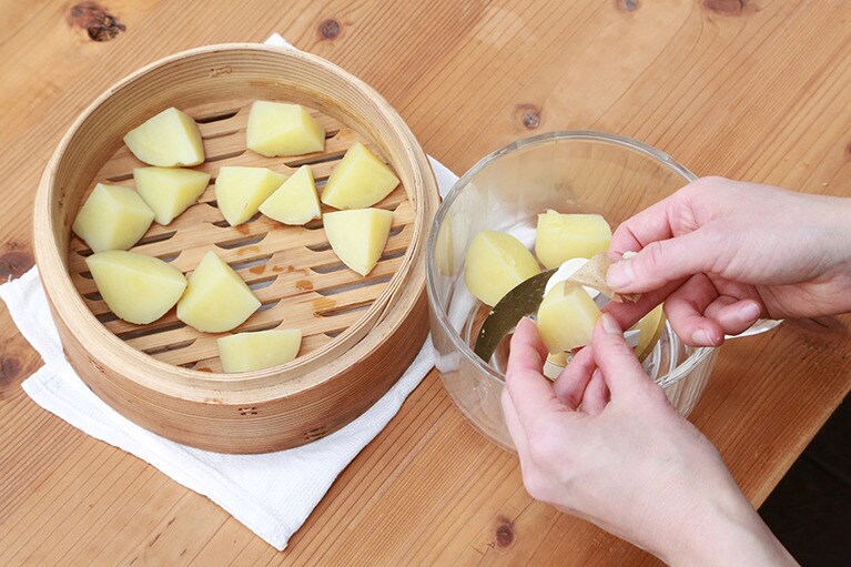 皮をむくときはやけどに注意。熱くて触れない場合は冷水にくぐらせてから作業すると良い。