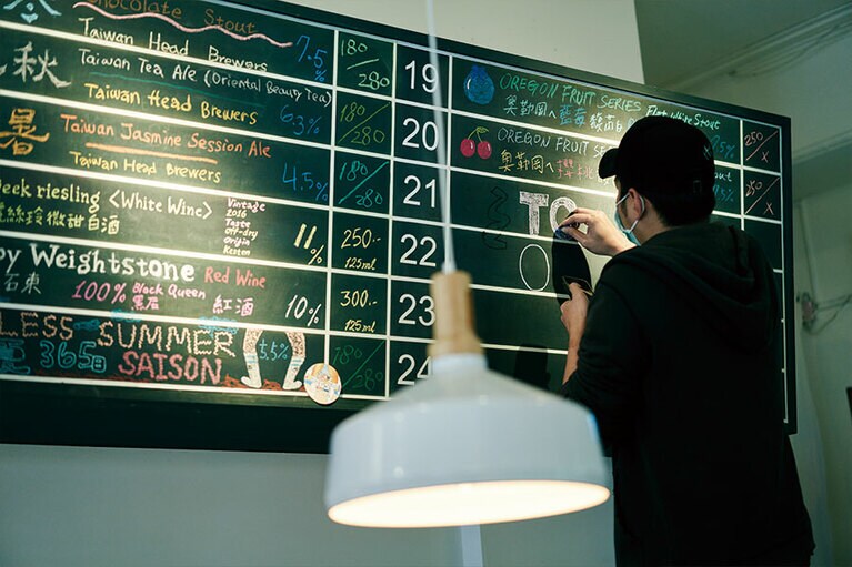 メニューは手書きで。