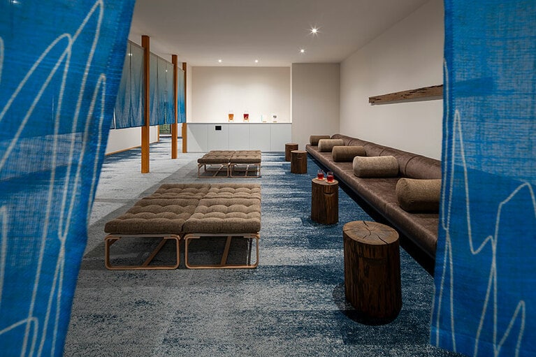 湯上がり処は名取川のせせらぎをイメージしたデザイン。