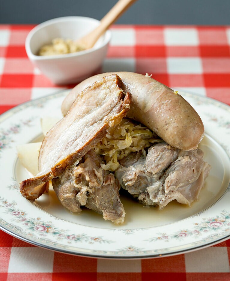 お肉のシュークルート 2,000円。キャベツを塩のみで、季節によって違うが、だいたい1週間、漬け込んだシュークルート、自家製ベーコン、ソーセージ、スネ肉の塩漬け、じゃがいも。