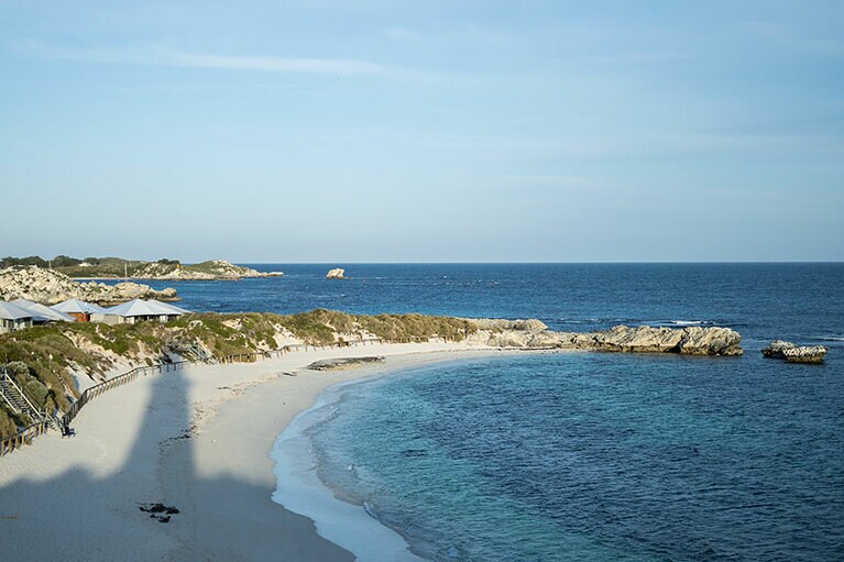 ビーチに映る灯台。