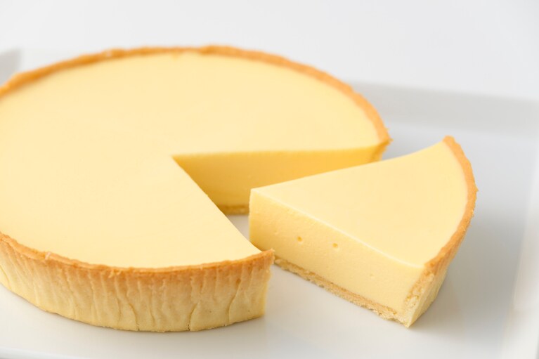 レアチーズケーキ 1,296円（直径約17cm ※容器含む）。