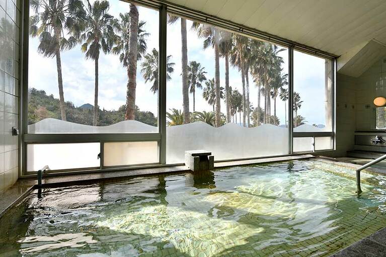 【休暇村 大久野島】天然ラジウム温泉「せと温泉」は日帰り入浴も可能。大人 420円。