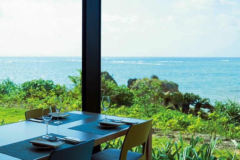 全席オーシャンフロントの「オールーグリル」。海を眺める特等席でくつろぎながら、多彩なメニューを堪能。