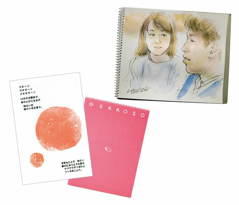 左：お絵描きセット 500円とユーモアカード 100円。右：その日の絵描きによるアナタスケッチ 2,000円～。