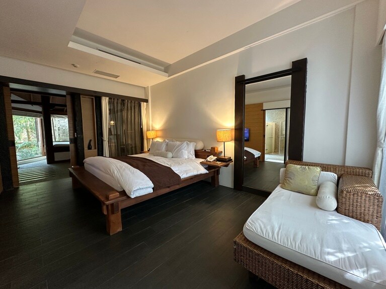 「Diumie Villa」の寝室。湖側の窓から明るい光が差し込む。