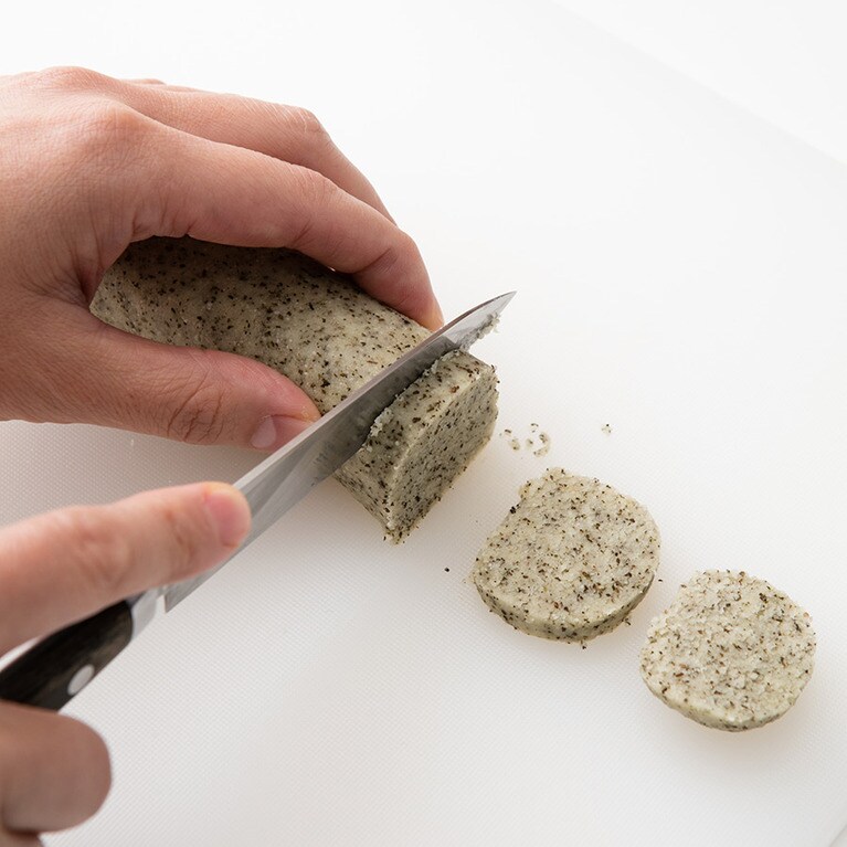 7～8mm厚さに切り、準備した天板に並べる。