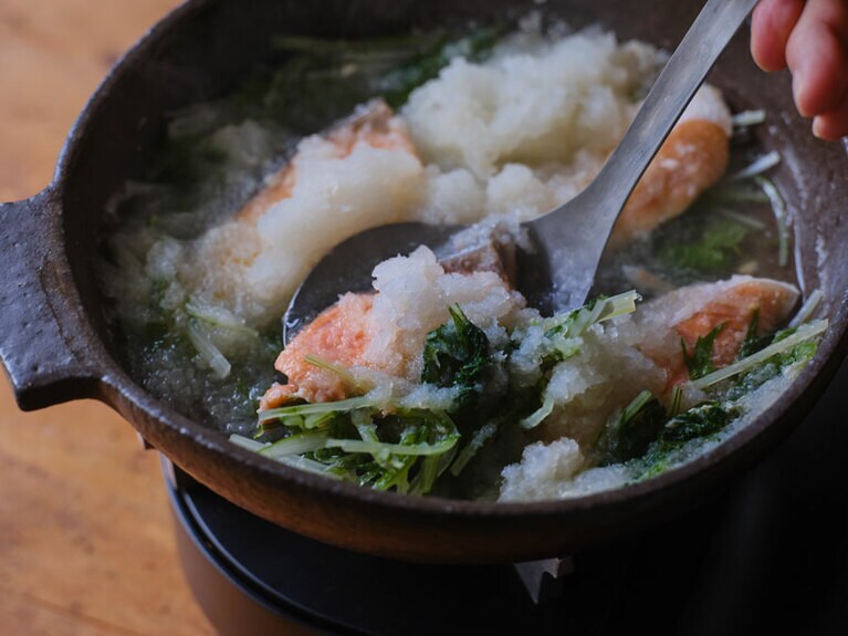 塩ざけの雪見鍋。『おかず鍋 あとは白いご飯があれば、献立の出来上がり』／Gakken