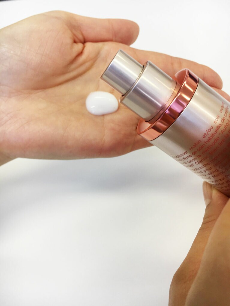 「V コントア セラム」の使用量。3～5プッシュで多めです！