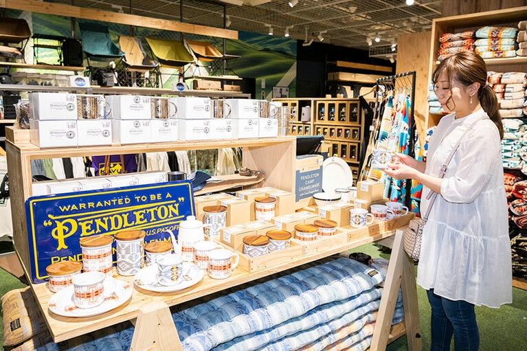 「ペンドルトン」ならではの伝統的なネイティブ・アメリカンデザインを施したオリジナルマグやブランケットは、アウトドア、自宅、プレゼント用など、さまざまなシーンにおすすめです。