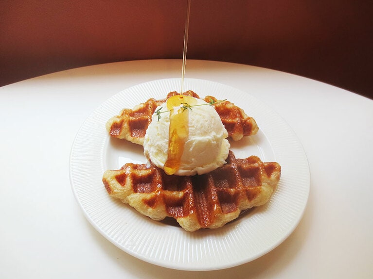 「アイスクリームクロッフル」800円。好みでメープルシロップをかけて。