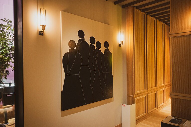 フロントの正面に飾られているIkki Kobayashi氏の作品。