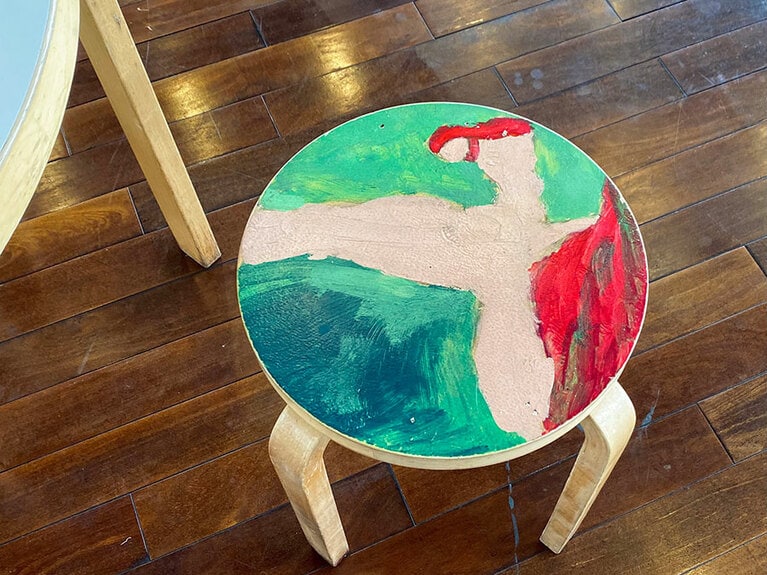 約350平方メートルのテラスは、ギャラリースペースと休憩スペースの間仕切りがないのが特長。丸いスツールも作品のひとつ。