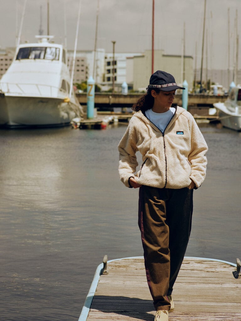 ファージャケット(ブラック、ナチュラル、オリーブ／素材：100％ポリエステル)16,500円。