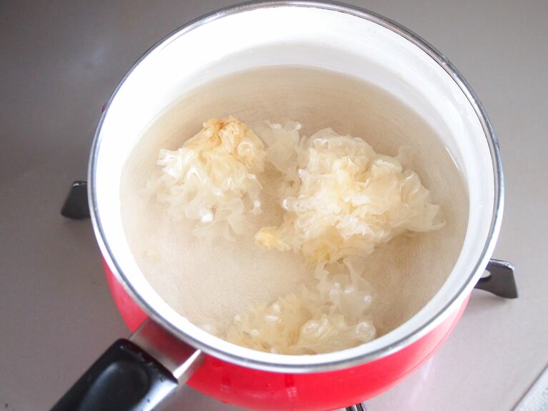 白木耳は水に入れて15分ほど置き、戻す。