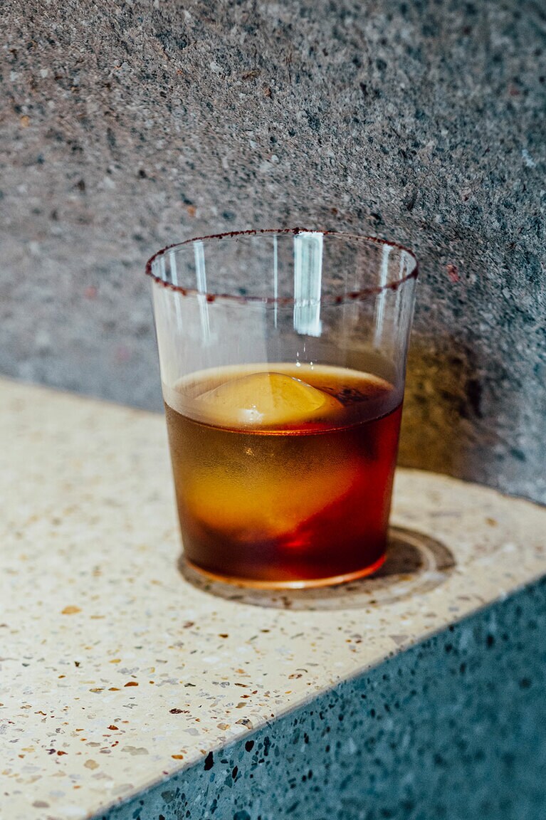 “バンブー#3”。近江牛の脂身を漬け込んだコニャックとマディラを使用したカクテル。グラスの縁には醬油粉をまぶした、甘じょっぱい味わい。1,500円。