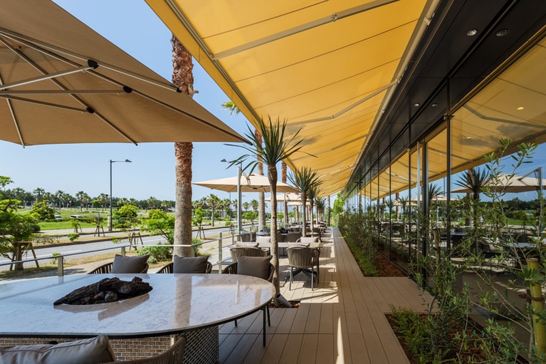 オールデイダイニング「ザ ガーデン ブラッスリー＆バー」のテラス席。愛犬の同伴も可。