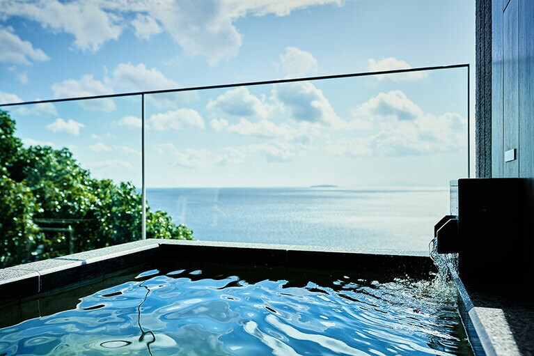 最上級の旅館リゾート「熱海・伊豆山 佳ら久」では大切な人と落ち着いたひとときを過ごすことができる。