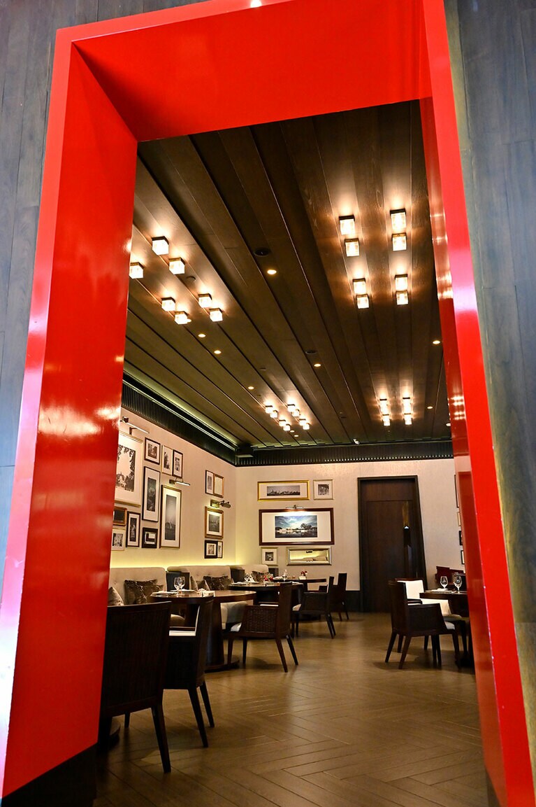 各国の大使館が並ぶウィッタユ通りのモダンなオフィスビルの中にある。