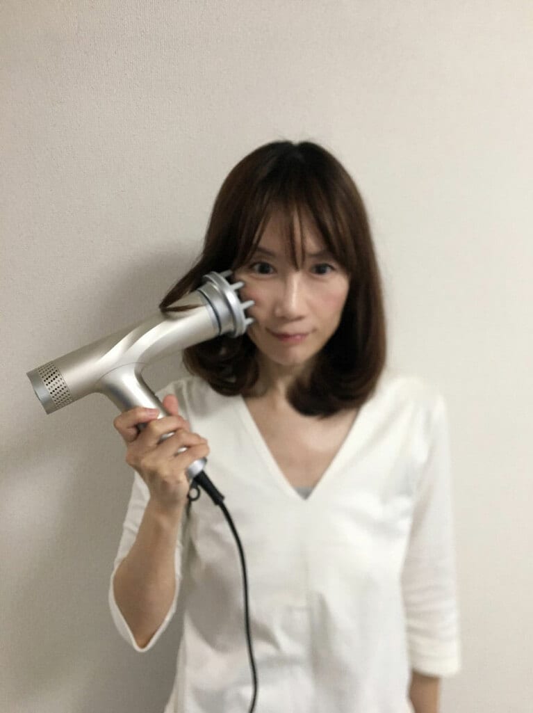 顔は気持ち、上にあげながらケア。肌に当てる時は、化粧水やシートマスクなどをつけて行う。