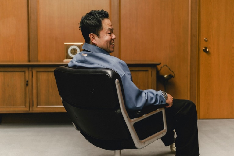 回る椅子で遊ぶ、おちゃめな津田篤宏さん。