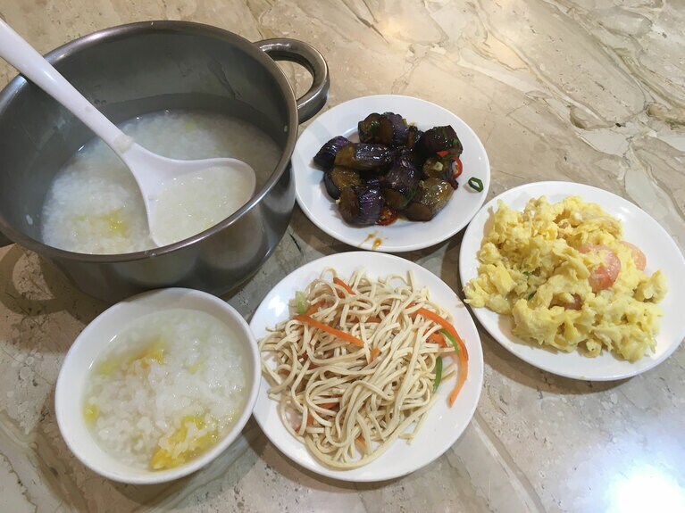 ある日の一食。これで190元。栄養バランス等も考えながら選べるのが嬉しい。