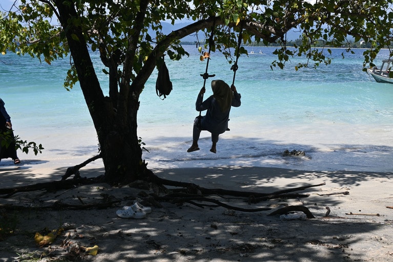 地元のムスリムの女性も木陰でブランコ。楽しそう。