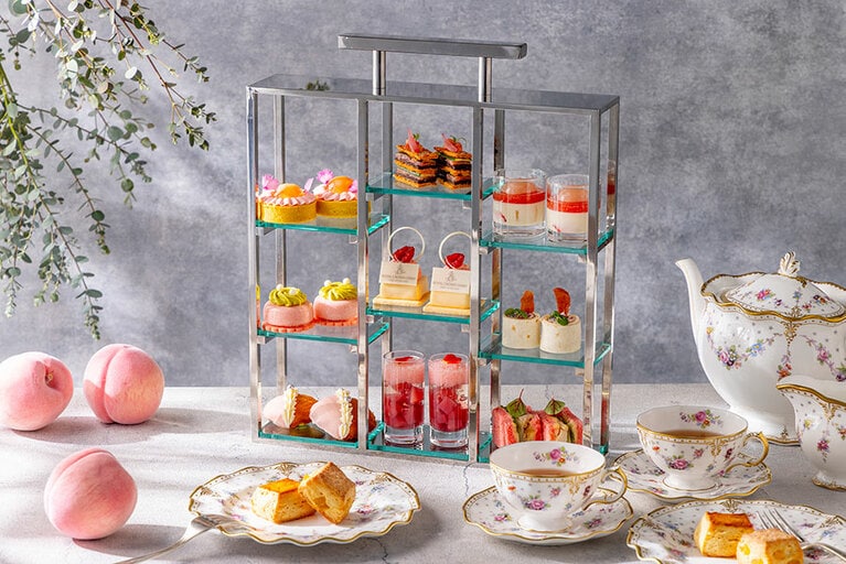 「ピーチアフェクション・アフタヌーンティー」ロイヤルクラウンダービーの食器で楽しむデラックスアフタヌーンティー1名13,000円（税・サ込）。