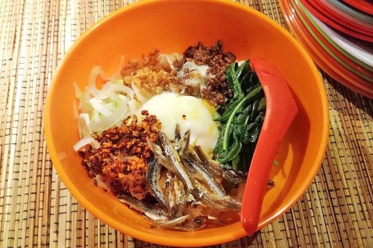 「ちりばり」で提供されるパンミー・ドライ(800円)。もちっとした幅広の小麦麺に特製ソースをからめて食べる。