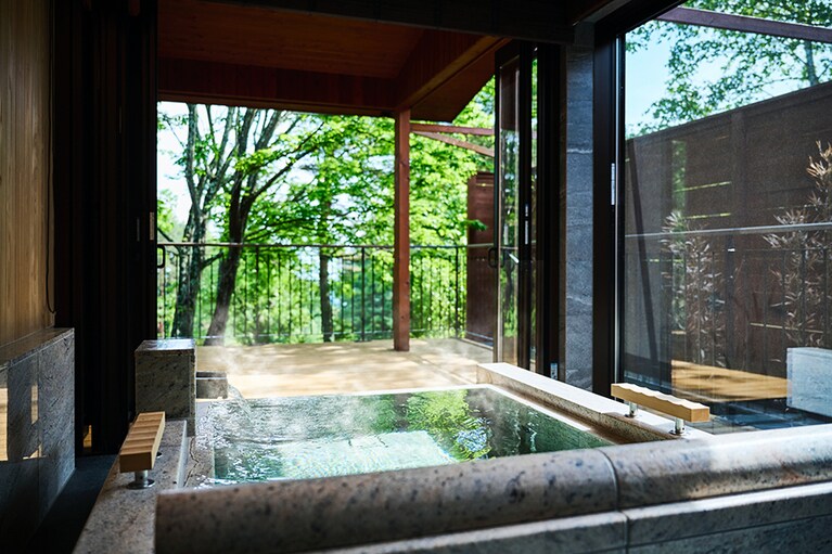 THE HIRAMATSU 軽井沢 御代田［長野／御代田］半露天温泉風呂。
