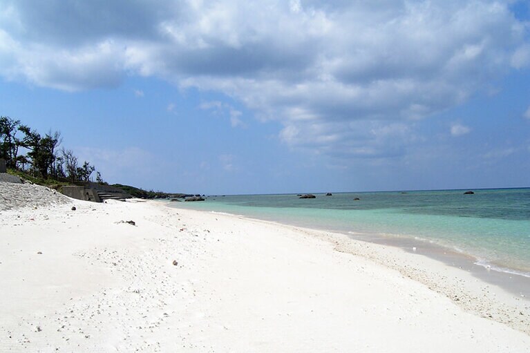 真っ白かつキメ細かい砂が絶品のふるさと海浜公園。