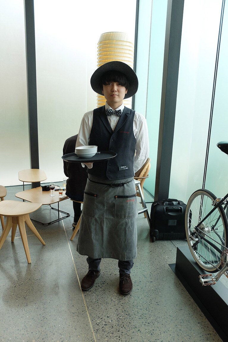 バーのユニフォームもおしゃれ。ジレはお揃いで、ネクタイは自由に選べるのだそう。