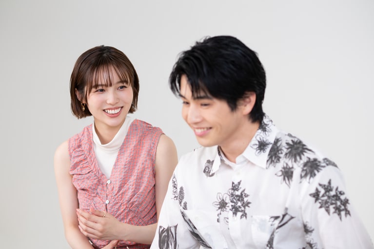写真左から、秋田汐梨さん、中沢元紀さん。