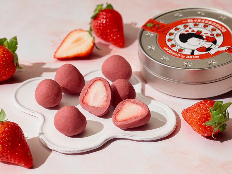 「一粒イチゴミルクショコラ」1缶 918円。国産イチゴを一粒まるまる使用し、ルビーチョコレートで包んだお菓子。相性のよいふたつのマリアージュが、イチゴの香りをより一層引き立てる(チョコレート中、ルビーチョコレート50％使用)。