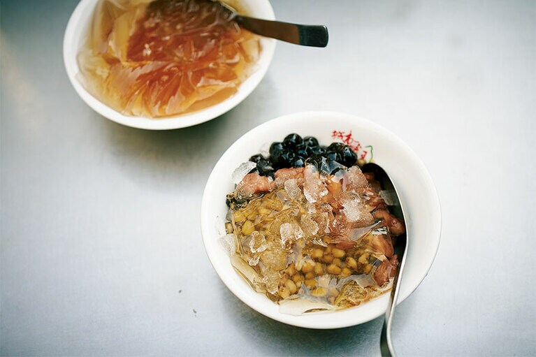 ［城市愛玉］上：黒蜜とレモン果汁が入った檸檬愛玉冰 50元。下：3種類のトッピングは無料。