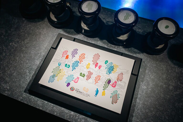 シーン2で所々に現れるスタンプ台。さまざまな絵柄を押すことで自分だけの別府温泉の風景を完成させていく。